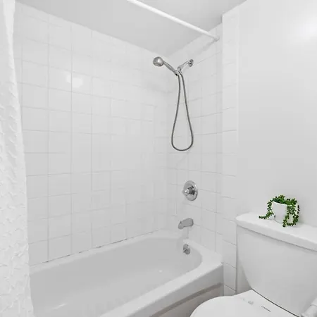 Centrally Located Walk To Hilton Lagoon Apartment
